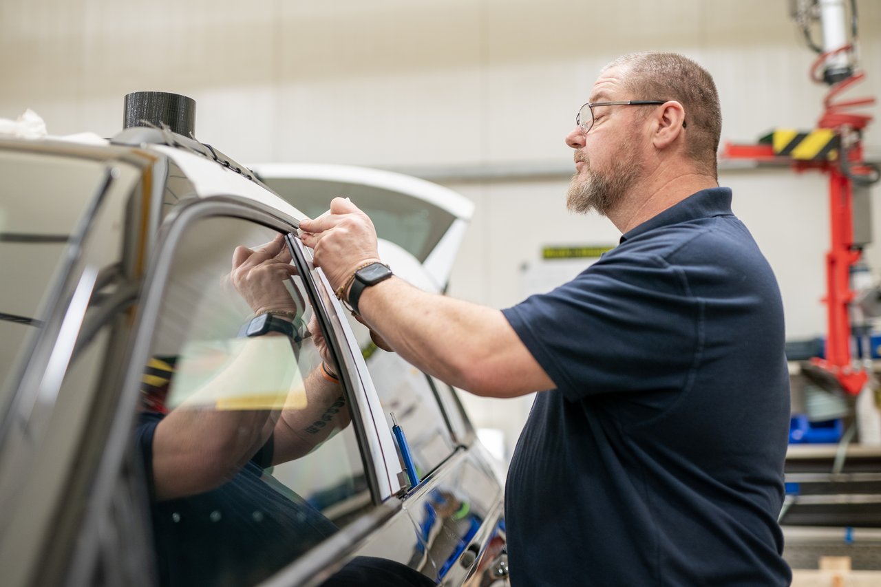 Homme travaillant sur un véhicule en reconversion