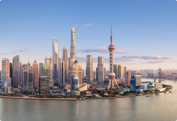 Une superbe ligne d'horizon de Shanghai avec de nombreux gratte-ciel et la Tour de la Perle Orientale le long de la rivière Huangpu par temps clair et ciel bleu.