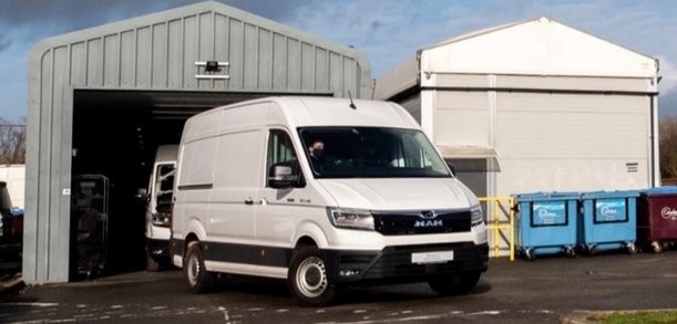 Camion blanc converti pour un autre usage