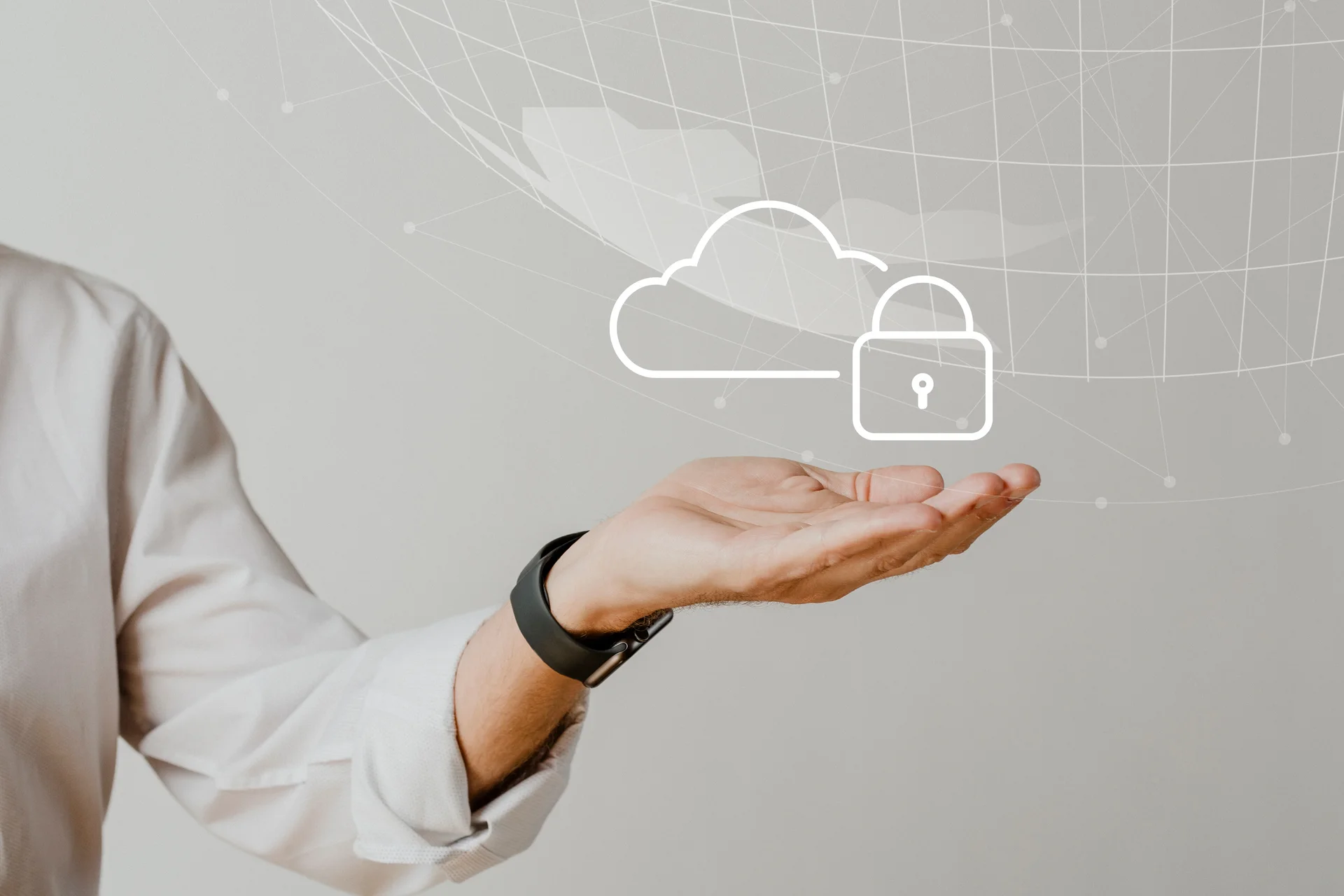 Une main ouverte tenant une icône stylisée de nuage et de cadenas flottante, symbolisant la sécurité du cloud. À l'arrière-plan, des réseaux mondiaux ou des connexions de données suggérées sont visibles, le tout sur un fond gris clair.